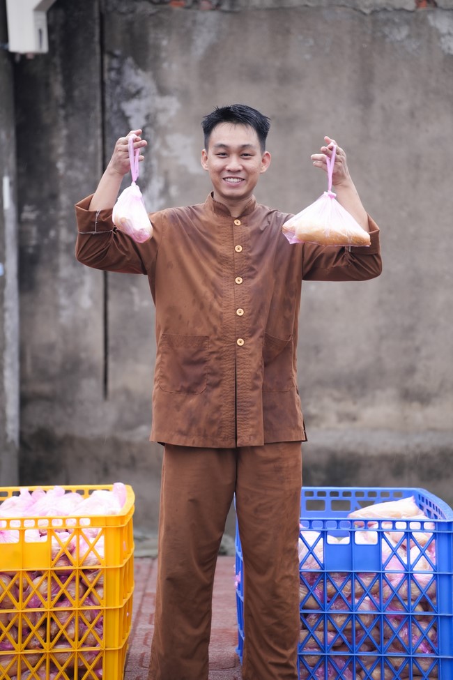 Từ thiện: Tặng bắp tại các công ty, xí nghiệp, khu công nghiệp xã Xuân Thới Sơn