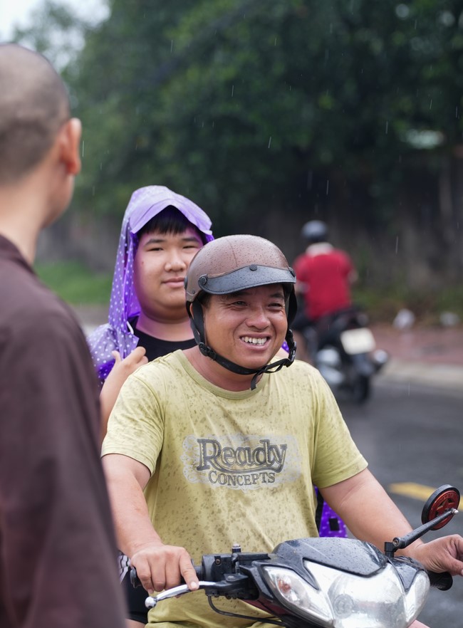 Từ thiện: Tặng bắp tại các công ty, xí nghiệp, khu công nghiệp xã Xuân Thới Sơn