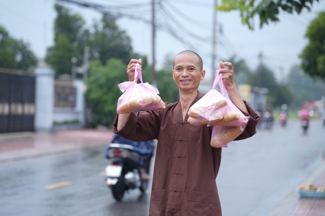 Từ thiện: Tặng bắp tại các công ty, xí nghiệp, khu công nghiệp xã Xuân Thới Sơn