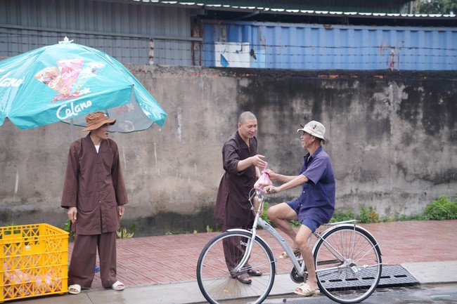 Từ thiện: Tặng bắp tại các công ty, xí nghiệp, khu công nghiệp xã Xuân Thới Sơn
