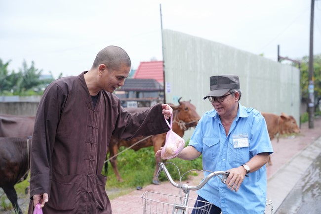 Từ thiện: Tặng bắp tại các công ty, xí nghiệp, khu công nghiệp xã Xuân Thới Sơn