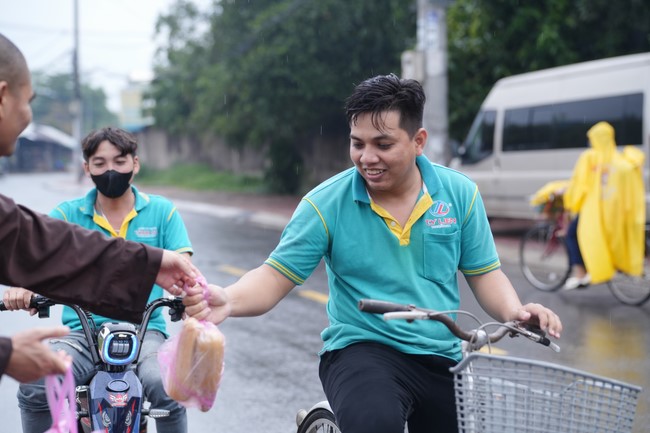 Từ thiện: Tặng bắp tại các công ty, xí nghiệp, khu công nghiệp xã Xuân Thới Sơn