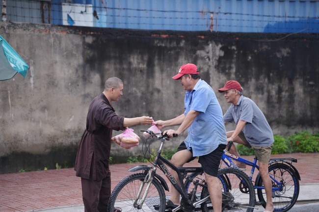 Từ thiện: Tặng bắp tại các công ty, xí nghiệp, khu công nghiệp xã Xuân Thới Sơn