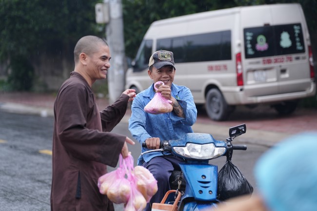 Từ thiện: Tặng bắp tại các công ty, xí nghiệp, khu công nghiệp xã Xuân Thới Sơn