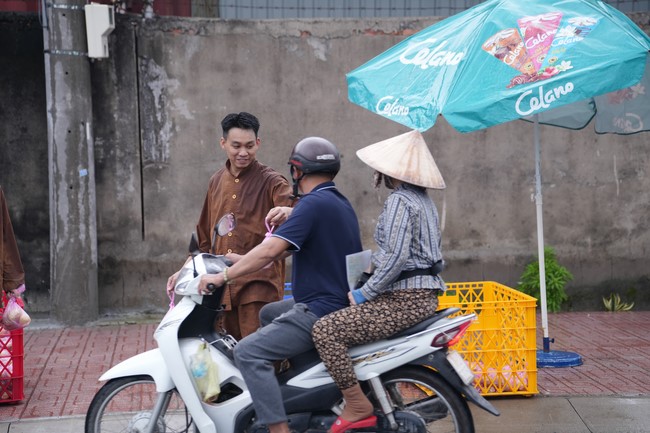 Từ thiện: Tặng bắp tại các công ty, xí nghiệp, khu công nghiệp xã Xuân Thới Sơn