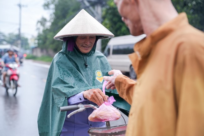 Từ thiện: Tặng bắp tại các công ty, xí nghiệp, khu công nghiệp xã Xuân Thới Sơn