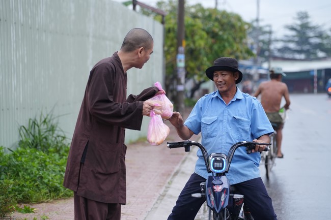Từ thiện: Tặng bắp tại các công ty, xí nghiệp, khu công nghiệp xã Xuân Thới Sơn