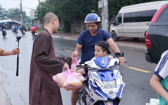 Từ thiện: Tặng bắp tại các công ty, xí nghiệp, khu công nghiệp xã Xuân Thới Sơn