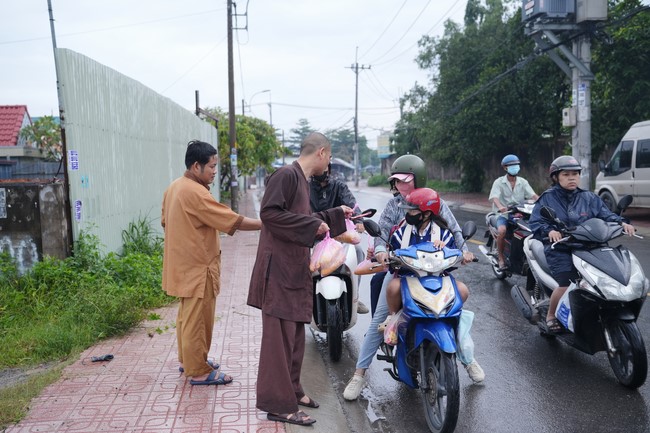 Từ thiện: Tặng bắp tại các công ty, xí nghiệp, khu công nghiệp xã Xuân Thới Sơn