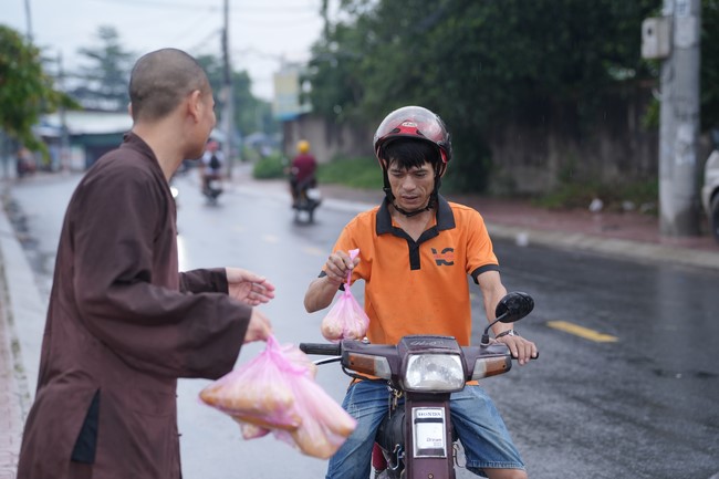 Từ thiện: Tặng bắp tại các công ty, xí nghiệp, khu công nghiệp xã Xuân Thới Sơn