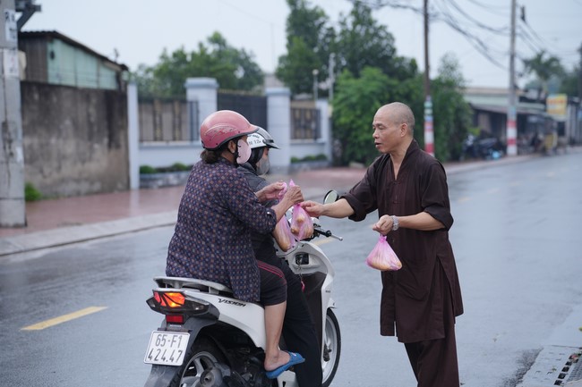 Từ thiện: Tặng bắp tại các công ty, xí nghiệp, khu công nghiệp xã Xuân Thới Sơn