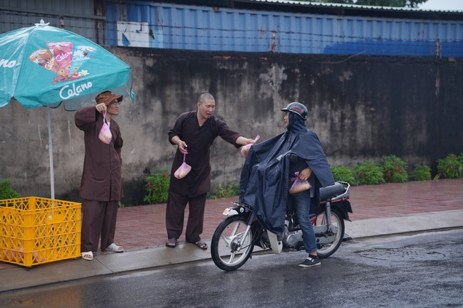 Từ thiện: Tặng bắp tại các công ty, xí nghiệp, khu công nghiệp xã Xuân Thới Sơn