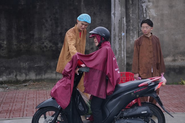 Từ thiện: Tặng bắp tại các công ty, xí nghiệp, khu công nghiệp xã Xuân Thới Sơn