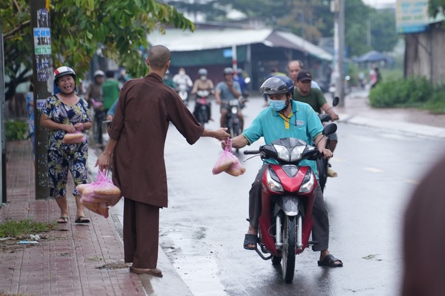 Từ thiện: Tặng bắp tại các công ty, xí nghiệp, khu công nghiệp xã Xuân Thới Sơn