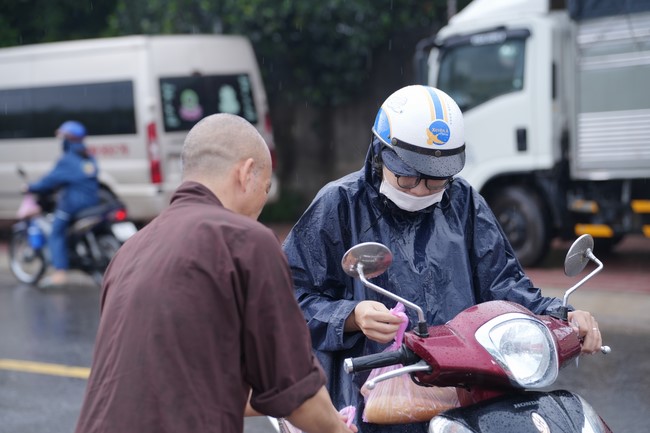Từ thiện: Tặng bắp tại các công ty, xí nghiệp, khu công nghiệp xã Xuân Thới Sơn