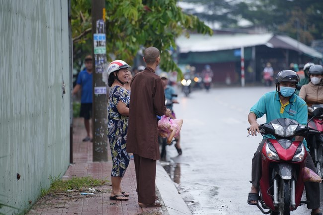 Từ thiện: Tặng bắp tại các công ty, xí nghiệp, khu công nghiệp xã Xuân Thới Sơn