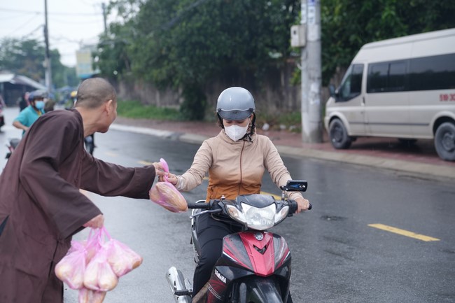 Từ thiện: Tặng bắp tại các công ty, xí nghiệp, khu công nghiệp xã Xuân Thới Sơn