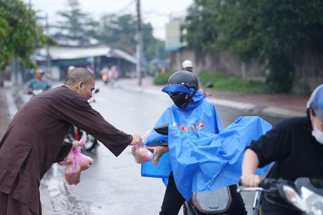 Từ thiện: Tặng bắp tại các công ty, xí nghiệp, khu công nghiệp xã Xuân Thới Sơn