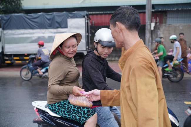 Từ thiện: Tặng bắp tại các công ty, xí nghiệp, khu công nghiệp xã Xuân Thới Sơn