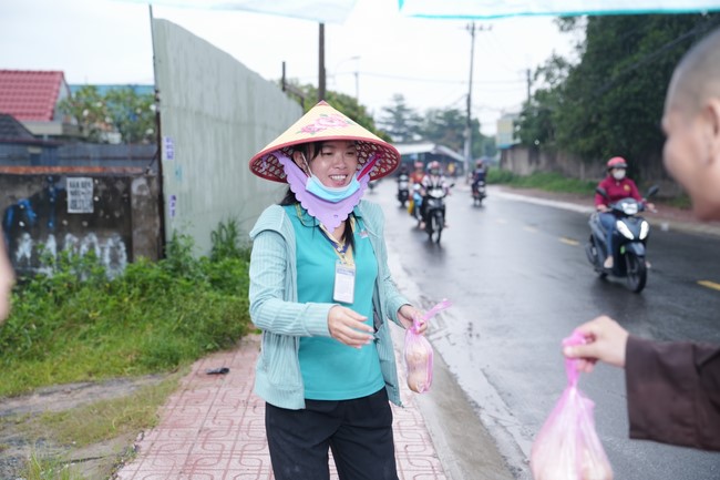 Từ thiện: Tặng bắp tại các công ty, xí nghiệp, khu công nghiệp xã Xuân Thới Sơn