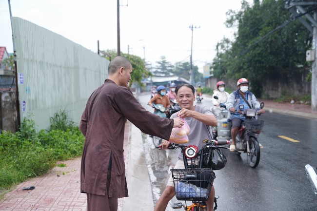 Từ thiện: Tặng bắp tại các công ty, xí nghiệp, khu công nghiệp xã Xuân Thới Sơn