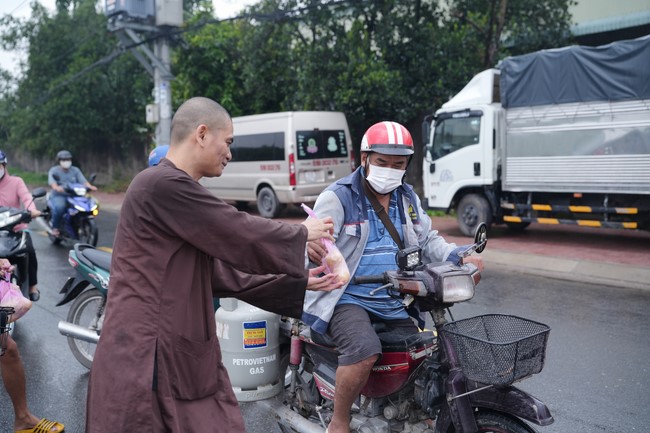 Từ thiện: Tặng bắp tại các công ty, xí nghiệp, khu công nghiệp xã Xuân Thới Sơn