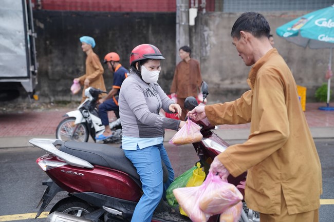 Từ thiện: Tặng bắp tại các công ty, xí nghiệp, khu công nghiệp xã Xuân Thới Sơn
