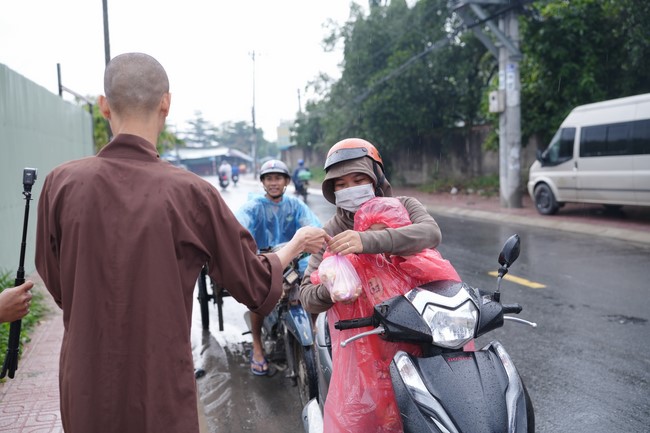 Từ thiện: Tặng bắp tại các công ty, xí nghiệp, khu công nghiệp xã Xuân Thới Sơn