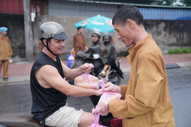 Từ thiện: Tặng bắp tại các công ty, xí nghiệp, khu công nghiệp xã Xuân Thới Sơn