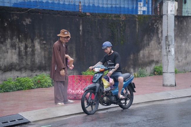Từ thiện: Tặng bắp tại các công ty, xí nghiệp, khu công nghiệp xã Xuân Thới Sơn
