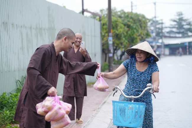 Từ thiện: Tặng bắp tại các công ty, xí nghiệp, khu công nghiệp xã Xuân Thới Sơn