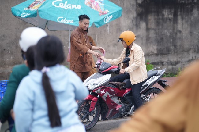 Từ thiện: Tặng bắp tại các công ty, xí nghiệp, khu công nghiệp xã Xuân Thới Sơn