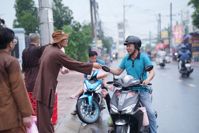 Từ thiện: Tặng bắp tại các công ty, xí nghiệp, khu công nghiệp xã Xuân Thới Sơn