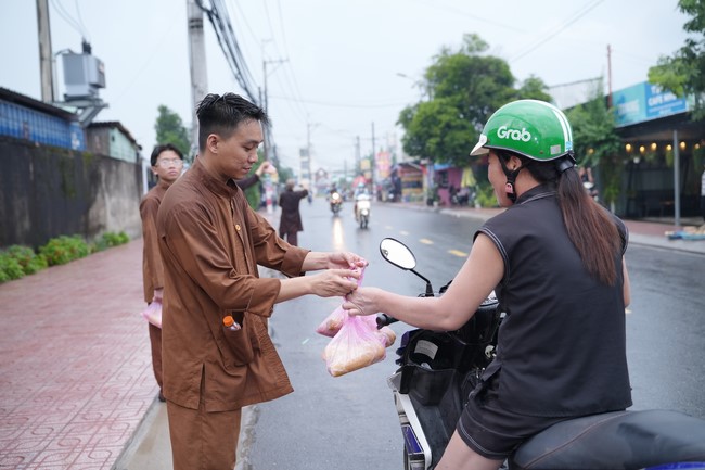 Từ thiện: Tặng bắp tại các công ty, xí nghiệp, khu công nghiệp xã Xuân Thới Sơn