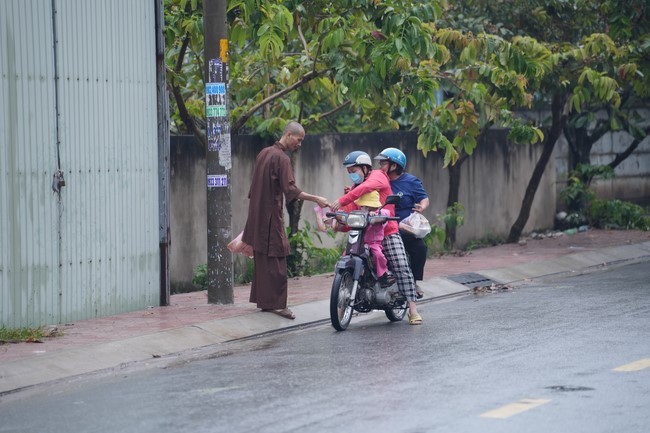 Từ thiện: Tặng bắp tại các công ty, xí nghiệp, khu công nghiệp xã Xuân Thới Sơn