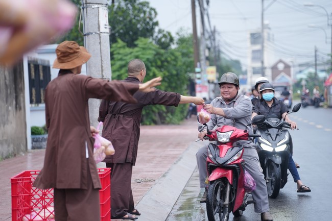 Từ thiện: Tặng bắp tại các công ty, xí nghiệp, khu công nghiệp xã Xuân Thới Sơn