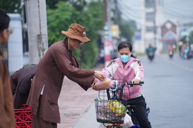 Từ thiện: Tặng bắp tại các công ty, xí nghiệp, khu công nghiệp xã Xuân Thới Sơn