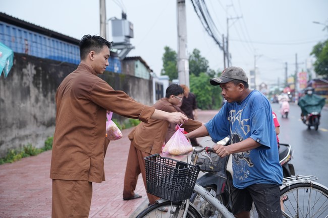 Từ thiện: Tặng bắp tại các công ty, xí nghiệp, khu công nghiệp xã Xuân Thới Sơn