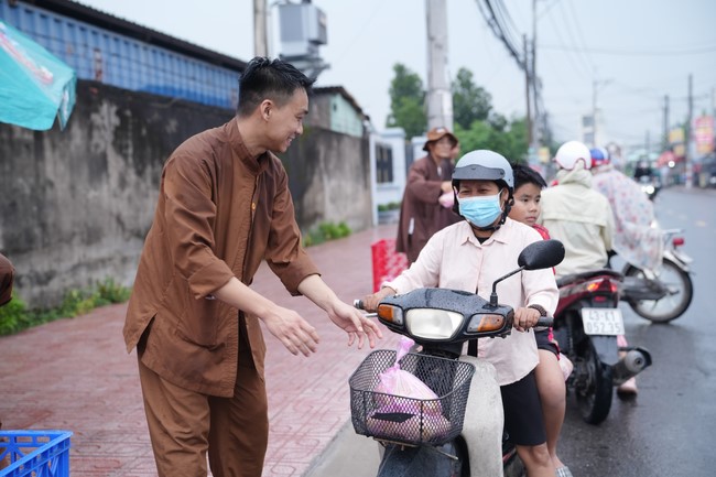 Từ thiện: Tặng bắp tại các công ty, xí nghiệp, khu công nghiệp xã Xuân Thới Sơn
