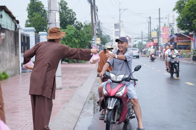 Từ thiện: Tặng bắp tại các công ty, xí nghiệp, khu công nghiệp xã Xuân Thới Sơn