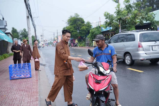Từ thiện: Tặng bắp tại các công ty, xí nghiệp, khu công nghiệp xã Xuân Thới Sơn