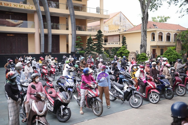 Phóng sinh tại bến phà Bình Mỹ