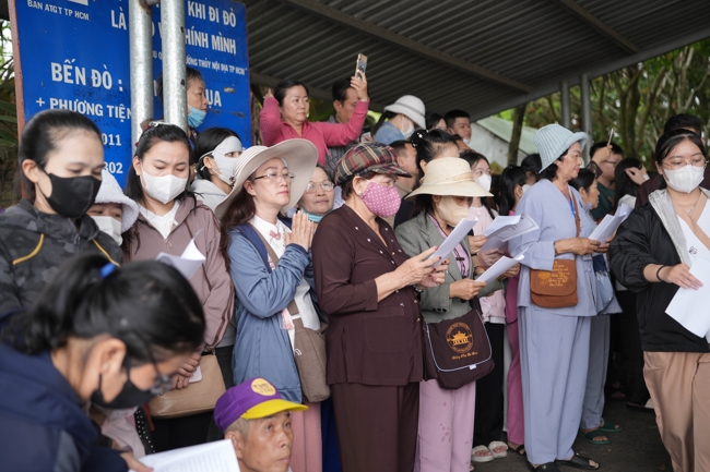 Phóng sinh tại bến phà Bình Mỹ