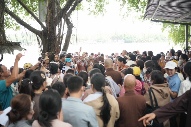 Phóng sinh tại bến phà Bình Mỹ