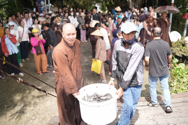 Phóng sinh tại bến phà Bình Mỹ