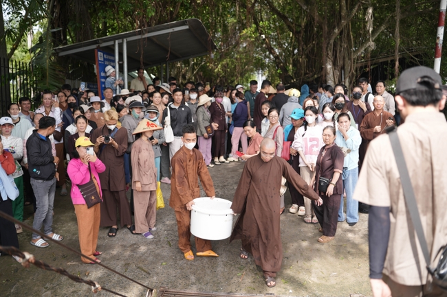 Phóng sinh tại bến phà Bình Mỹ