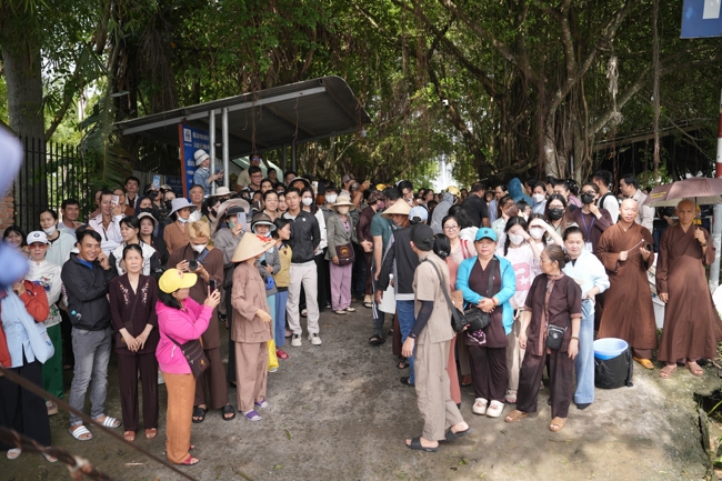 Phóng sinh tại bến phà Bình Mỹ