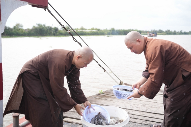 Phóng sinh tại bến phà Bình Mỹ