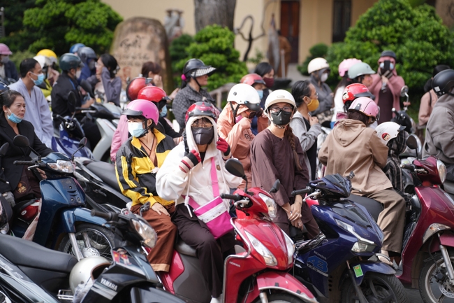 Phóng sinh tại bến phà Bình Mỹ