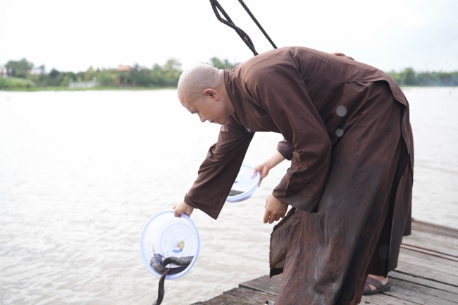 Phóng sinh tại bến phà Bình Mỹ